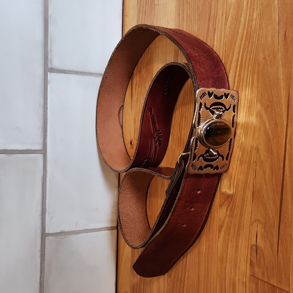 Large Men's Embossed Leather Belt w/Buckle